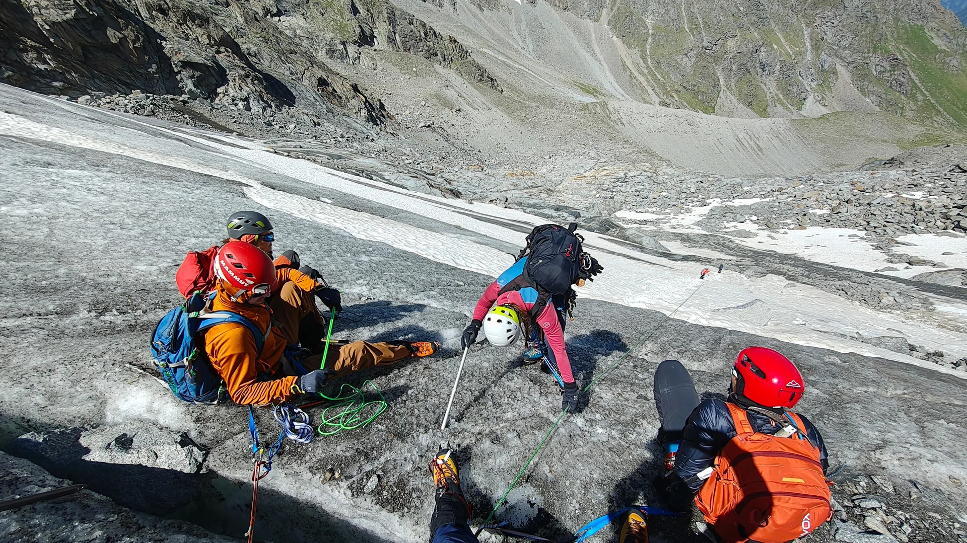 Abstieg am Fixseil im Steilgelände | © DAV Wuppertal/Stefan Strunk