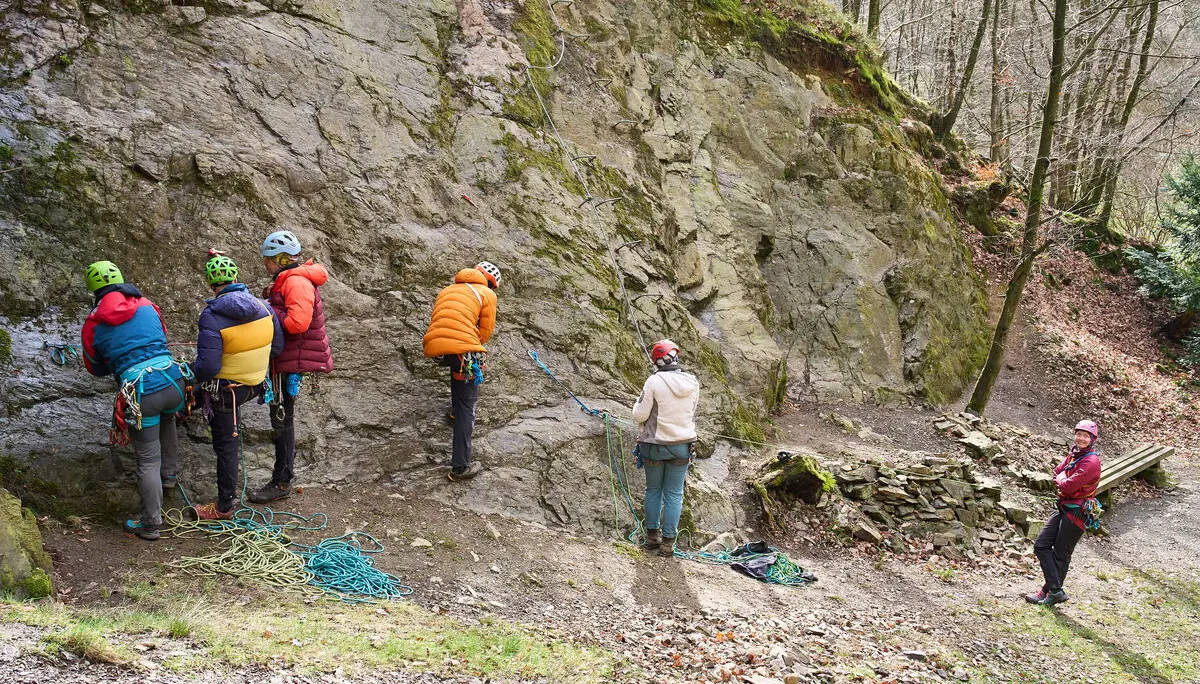 Trainer The Trainer | © Wir tauschten uns nebenbei über diverse HMS‑ und Mastwurf‑Kniffe sowie sinnvolles Seilhandling in der Mehrseillänge (Haufen vs. Schlaufen) aus. Neben den technischen Inhalten bot der Kurs zudem eine gesellige Gelegenheit zum Austausch und Zusammenkommen.