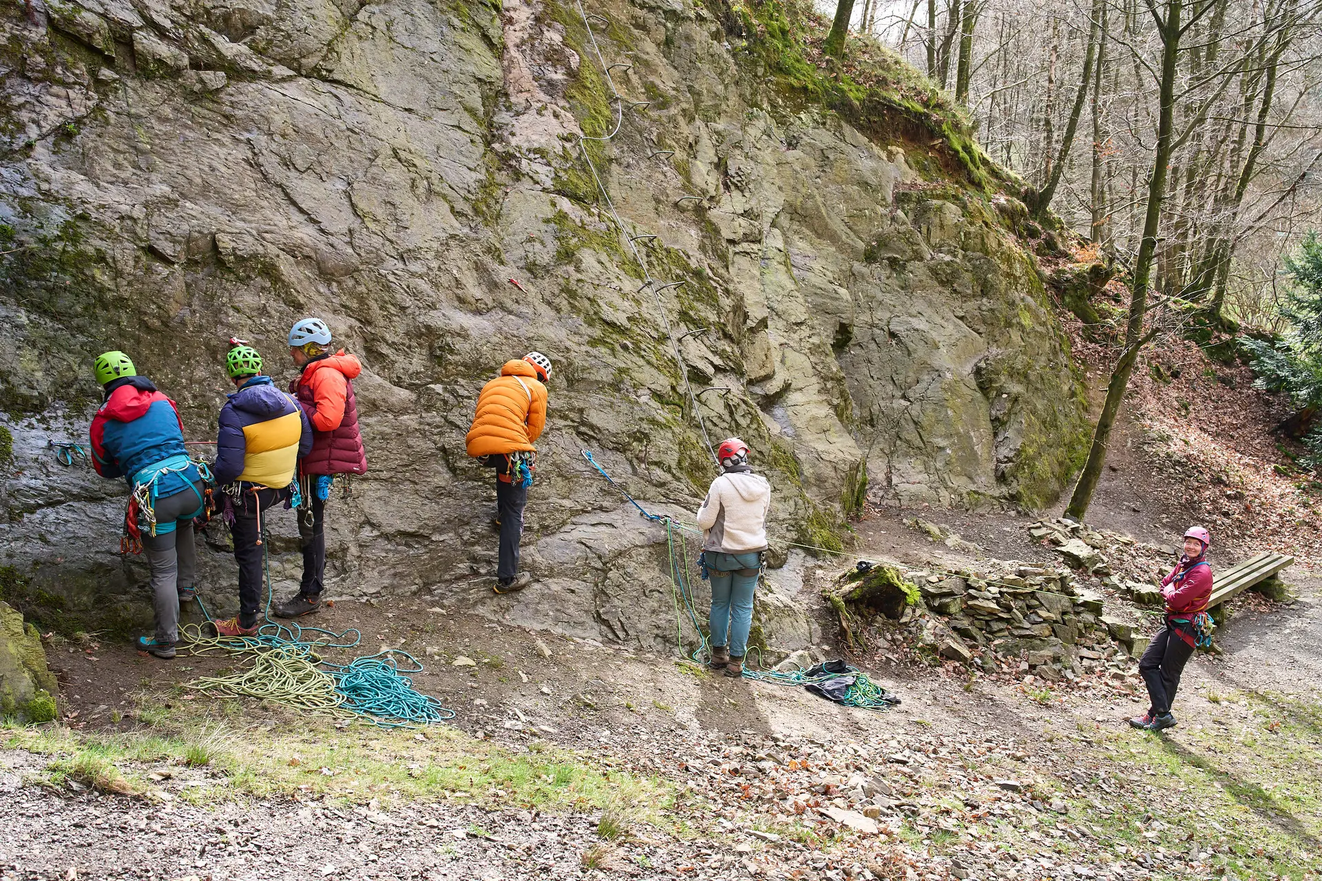 Trainer The Trainer | © Wir tauschten uns nebenbei über diverse HMS‑ und Mastwurf‑Kniffe sowie sinnvolles Seilhandling in der Mehrseillänge (Haufen vs. Schlaufen) aus. Neben den technischen Inhalten bot der Kurs zudem eine gesellige Gelegenheit zum Austausch und Zusammenkommen.