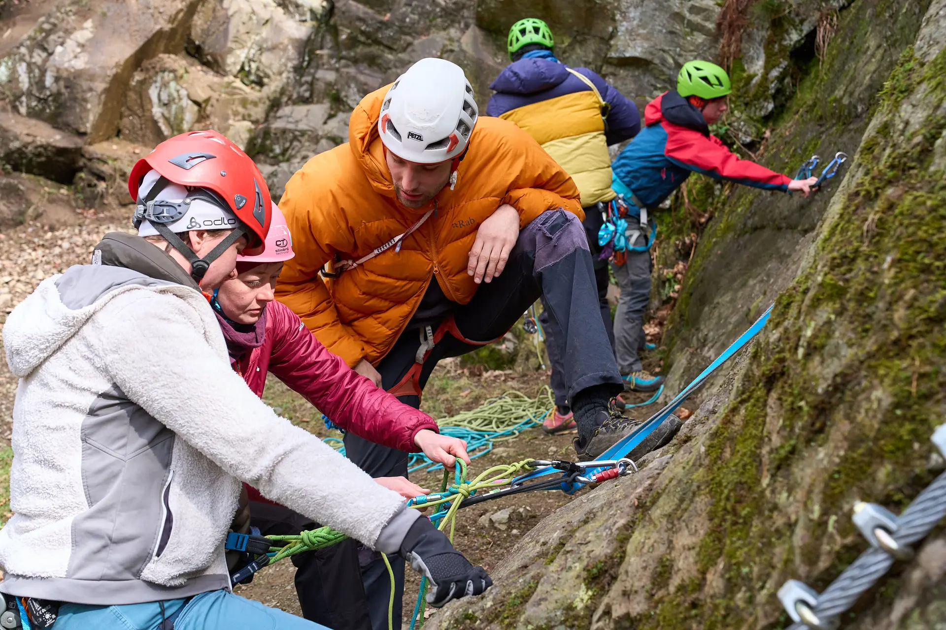 Trainer The Trainer | © Wir tauschten uns nebenbei über diverse HMS‑ und Mastwurf‑Kniffe sowie sinnvolles Seilhandling in der Mehrseillänge (Haufen vs. Schlaufen) aus. Neben den technischen Inhalten bot der Kurs zudem eine gesellige Gelegenheit zum Austausch und Zusammenkommen.