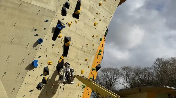 Redaktionelles Bild welches zeigt, dass im Außenbereich bereits im Frühjahr 2025 geschraubt wurde | © Manuel Dahmen
