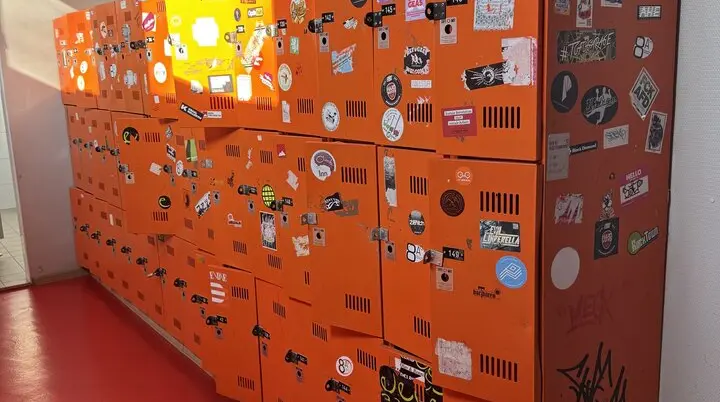 Redaktionelles Bild welches die alten Spinde in den Umkleiden der Kletterhalle zeigt | © Manuel Dahmen