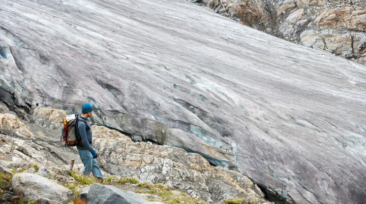 Ein Mann mit Rucksack wandert auf einem Gletscherfeld | © DAV/Marco Kost