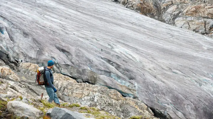 Ein Mann mit Rucksack wandert auf einem Gletscherfeld | © DAV/Marco Kost