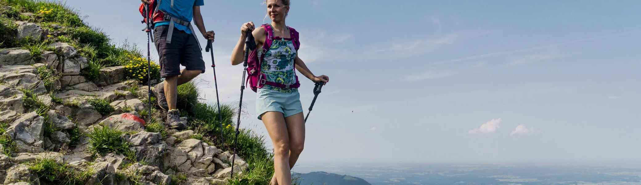 Abstieg: Zwei Wanderer auf den grünen Berghängen der Chiemgauer Alpen | © DAV/Hans Herbig