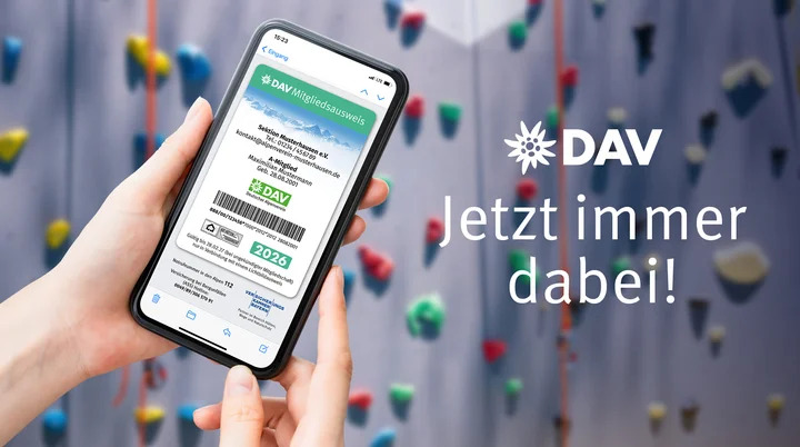 Ein Smartphone mit dem digitalen Mitgliedsausweis im Display | © DAV