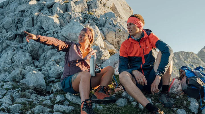 Gemütliche Gipfelrast -eine Frau zeigt einem Mann die Aussicht | © DAV / Julian Rohn