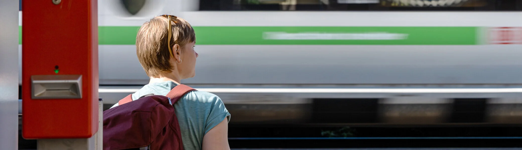 Mobil unterwegs: Eine Frau wartet am Bahnsteig auf den Zug | © DAV / Franz Güntner