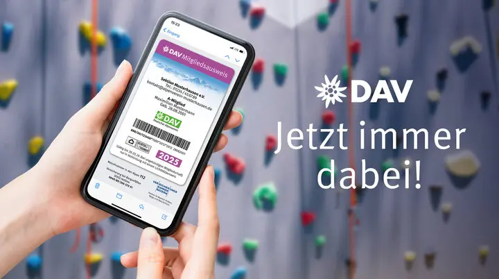 Ein Smartphone mit dem digitalen Mitgliedsausweis im Display | © DAV