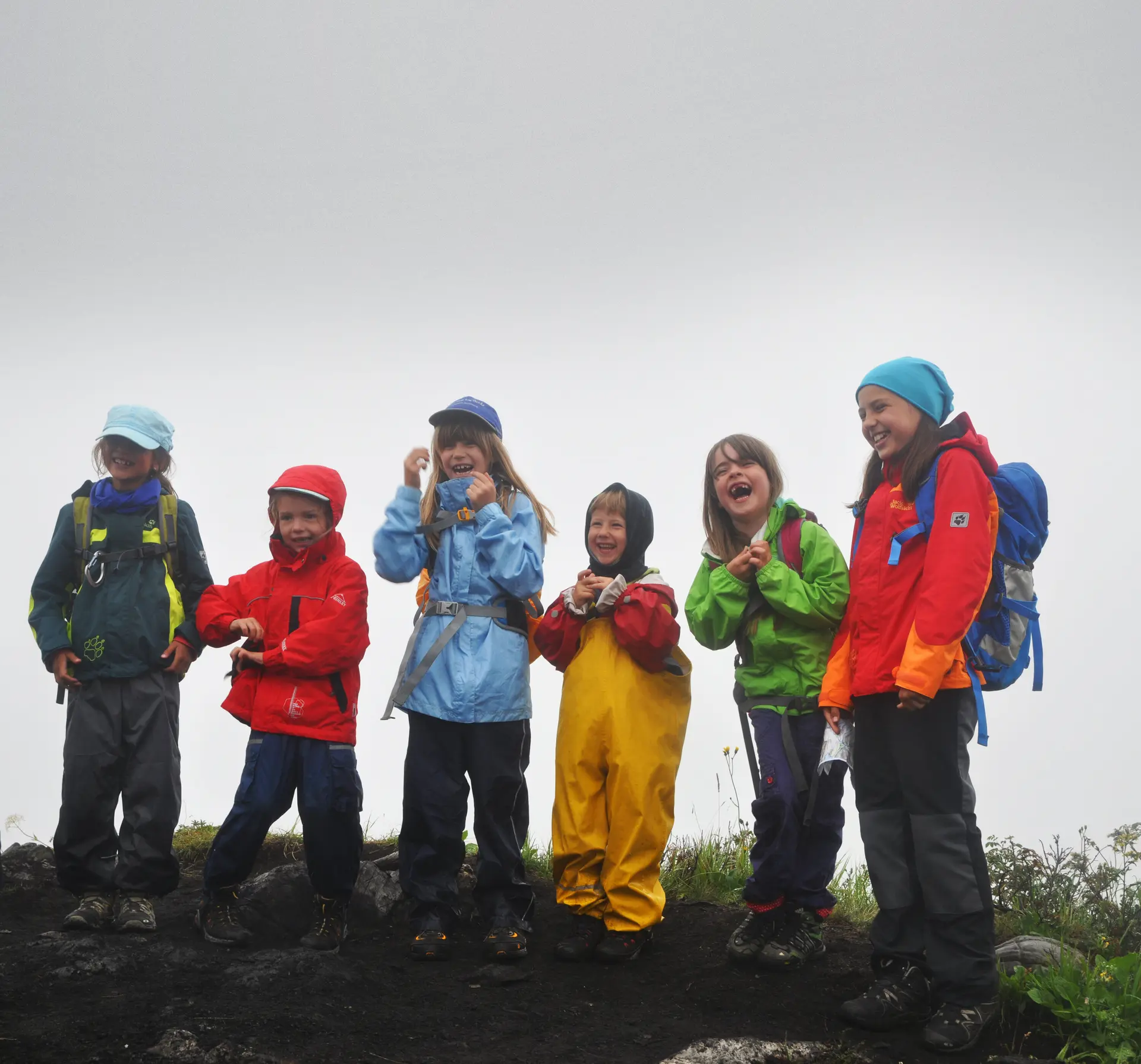 Mehrere Wandere mit Regenklamotten | © Lena Behrendes