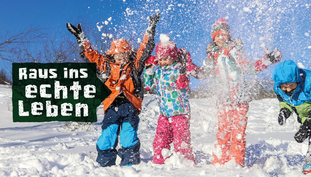 Foto aus der Kampagne des DAV: Raus ins echte Leben: zu sehen drei Kinder im Schnee | © Yanlev / Adobe Stock